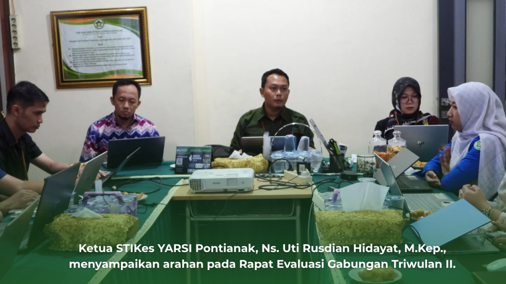 Ketua STIKes YARSI Pontianak, Ns. Uti Rusdian Hidayat, M.Kep., menyampaikan arahan pada Rapat Evaluasi Gabungan Triwulan II.