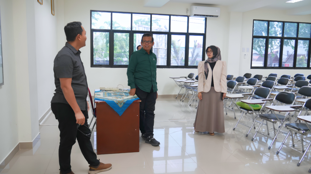 Peninjauan langsung terhadap sarana dan prasarana kampus oleh pimpinan STIKes YARSI Pontianak bersama pihak yayasan.