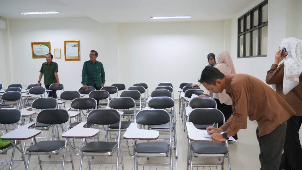 Peninjauan langsung terhadap sarana dan prasarana kampus oleh pimpinan STIKes YARSI Pontianak bersama pihak yayasan.