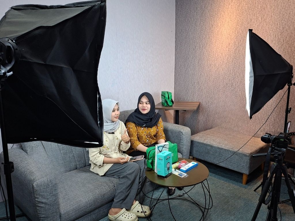 Live Tiktok dan Instagram di akun resmi STIKes Yarsi Pontianak