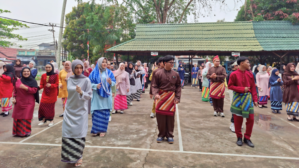 Pimpinan hingga Mahasiswa STIKes YARSI Pontianak Kompak Menari Japin Sambut Hari Jadi Kota Pontianak